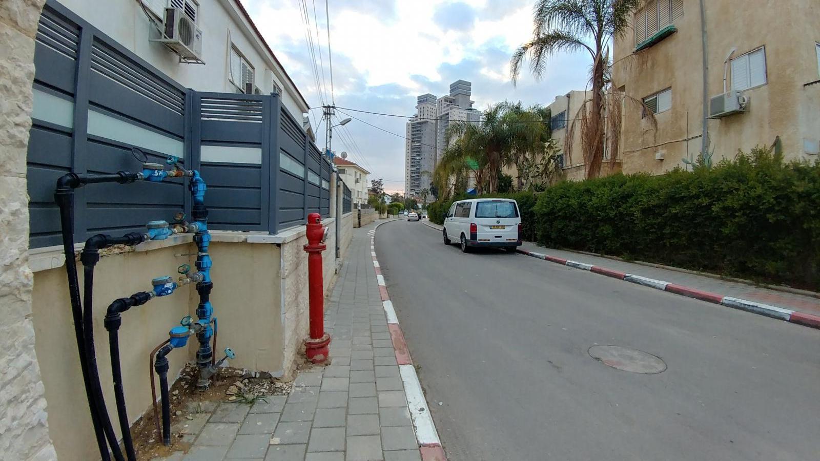 רחוב צר, בקושי יש בו מעבר להולכי רגל (צילום: דני בלר)